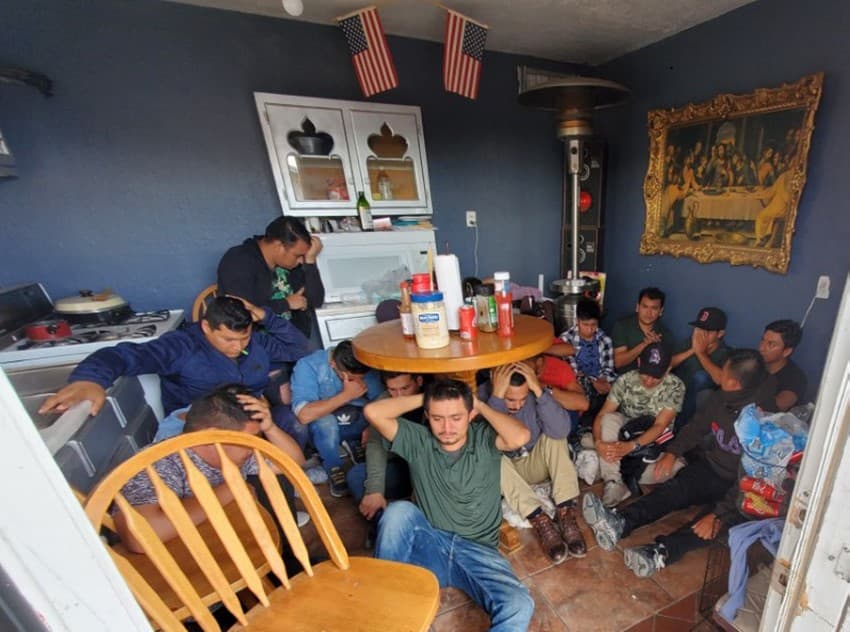 Migrantes detenidos en una casa de seguridad en Texas.