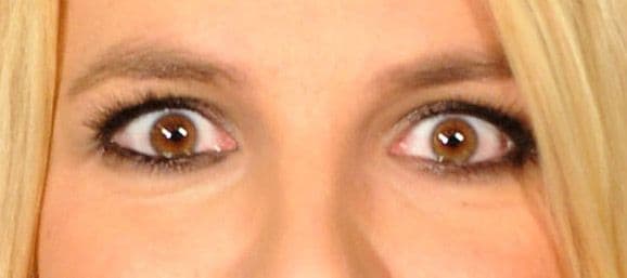 Los animales cuando se les mira de frente, intensamente, reaccionan con violencia, las personas que sufren de problemas mentales tienden a volverse muy agresivas cuando se les sostiene la mirada, o por el contrario, se apaciguan según sea la calidad y propósito de la misma.