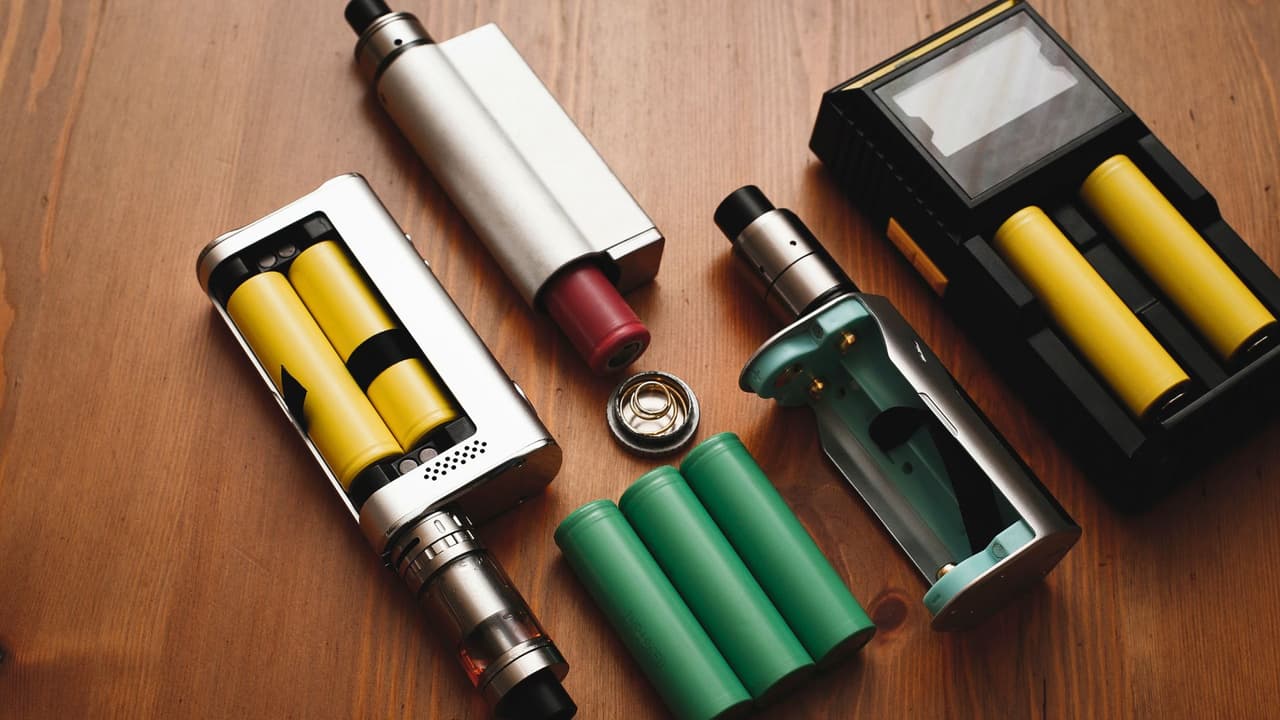 <h3 class="cms-H3-H3">¿Por qué esta nueva regulación? </h3>
<br>El uso de cigarrillos electrónicos, conocido como “vapear,” ha generado preocupación debido a su creciente popularidad entre jóvenes y adultos jóvenes, así como por 
<b>los riesgos asociados tanto para los usuarios como para quienes están expuestos al aerosol</b>. Este aerosol no es un simple vapor inofensivo; 
<b>contiene sustancias químicas dañinas como partículas ultrafinas, metales pesados y compuestos orgánicos que pueden afectar los pulmones y otros órganos, </b>indican las autoridades locales.