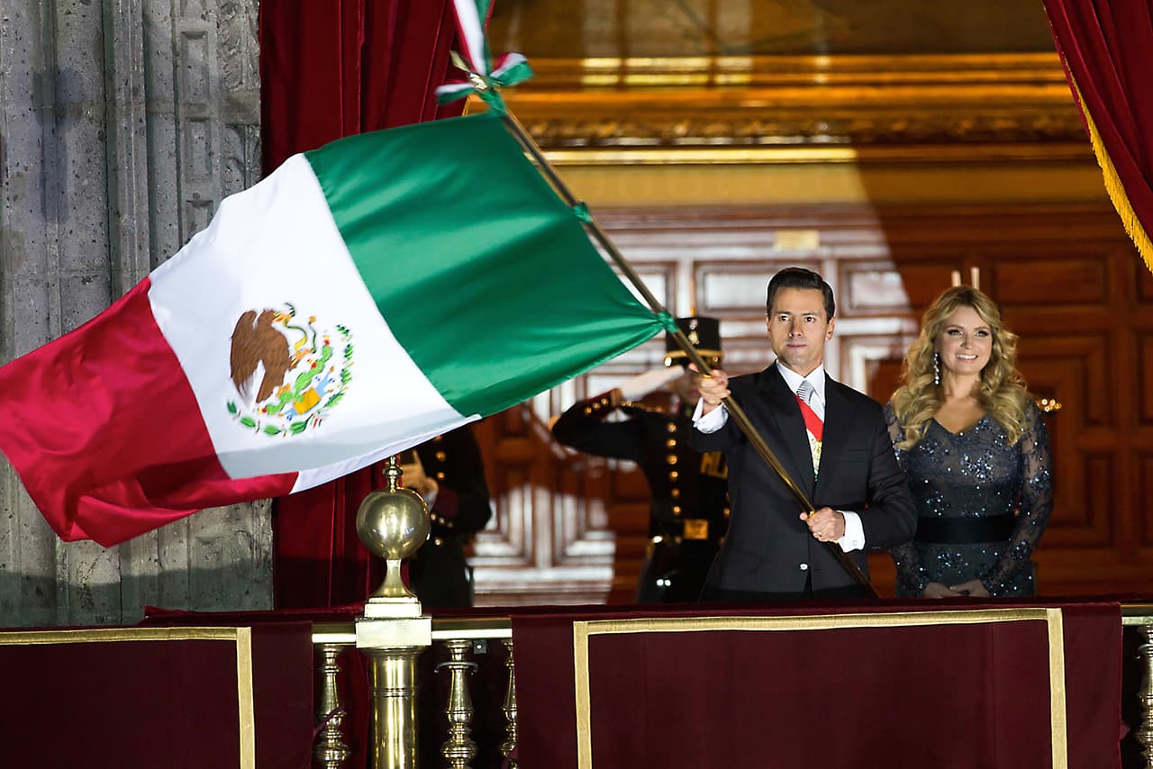 Solamente que en esta ocasión, Rivera sumó un detalle: el cinturón satinado que estaba anudado en forma de moño en la parte de atrás.