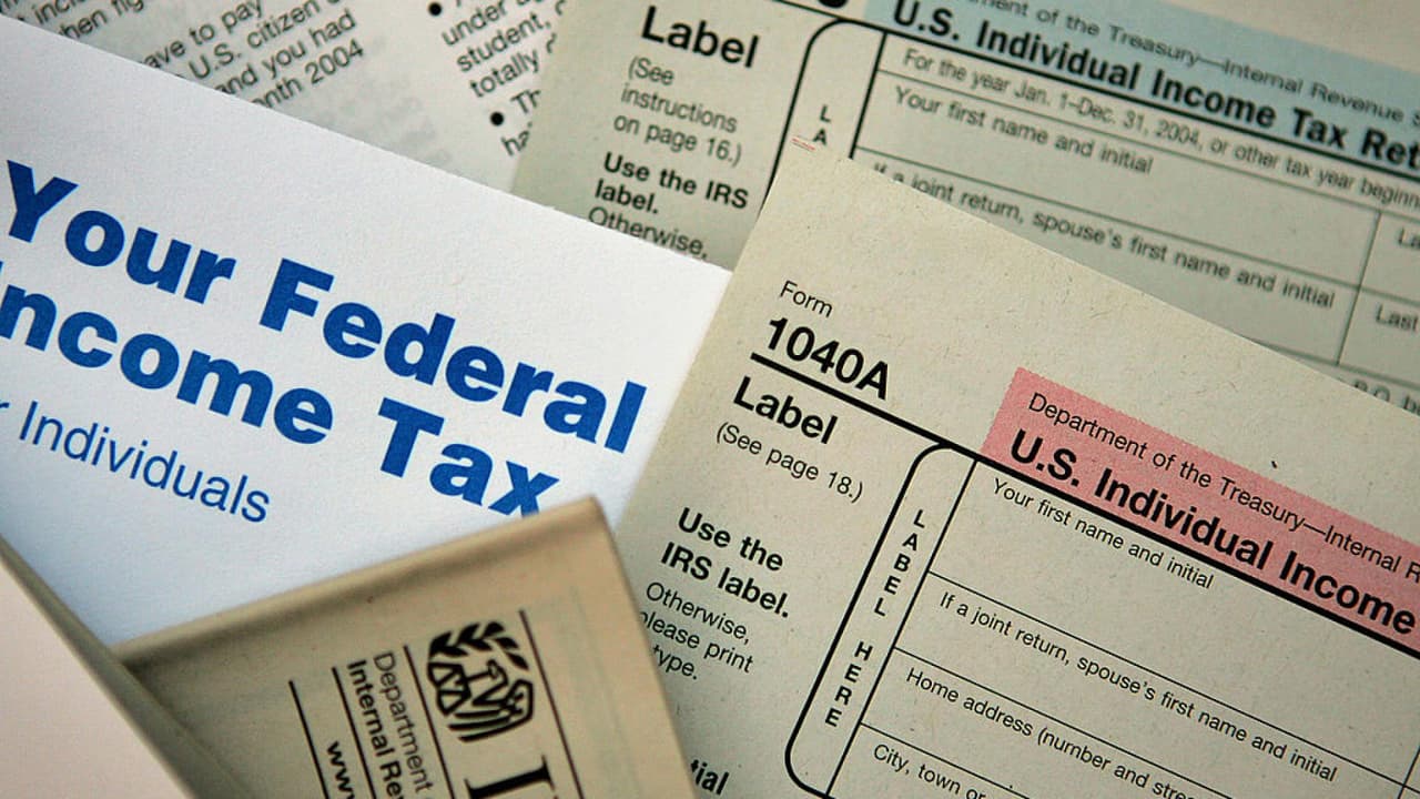 <b>Dudas con la 1099-K</b>
<br>Inicialmente, el IRS hizo cambios en la presentación de la forma 1099-K, que entrarían en vigor este año. Sin embargo, después informó que las modificaciones se aplazaban. 
<a href="https://www.univision.com/local/chicago-wgbo/impuestos-2023-aclara-dudas-formulario-1099-k" target="_blank">En este artículo</a> te explicamos los cambios y si debes presentarla este año.