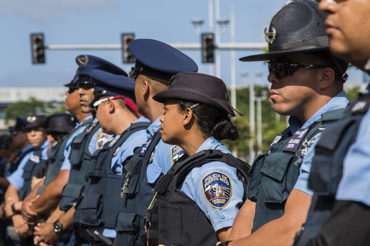 Puerto Rico busca policías que trabajen de gratis un día después de un fin de semana con 11 asesinatos