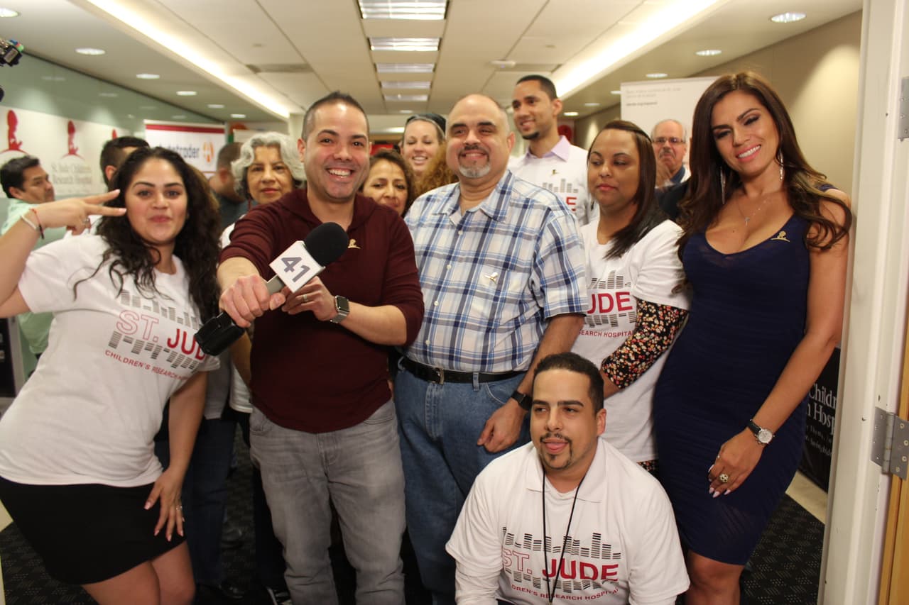 Y aquí vemos al equipo de Nueva York que se unió en el Radiotón 'Promesa y Esperanza'. 
<br>
<br>
<b>Aún puedes ayudar, <a href="www.stjude.org/radio/UVN">DONA AQUÍ</a></b>