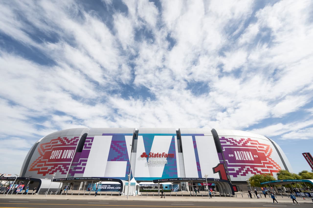 Un hombre murió mientras retiraba materiales en el State Farm Stadium en Glendale