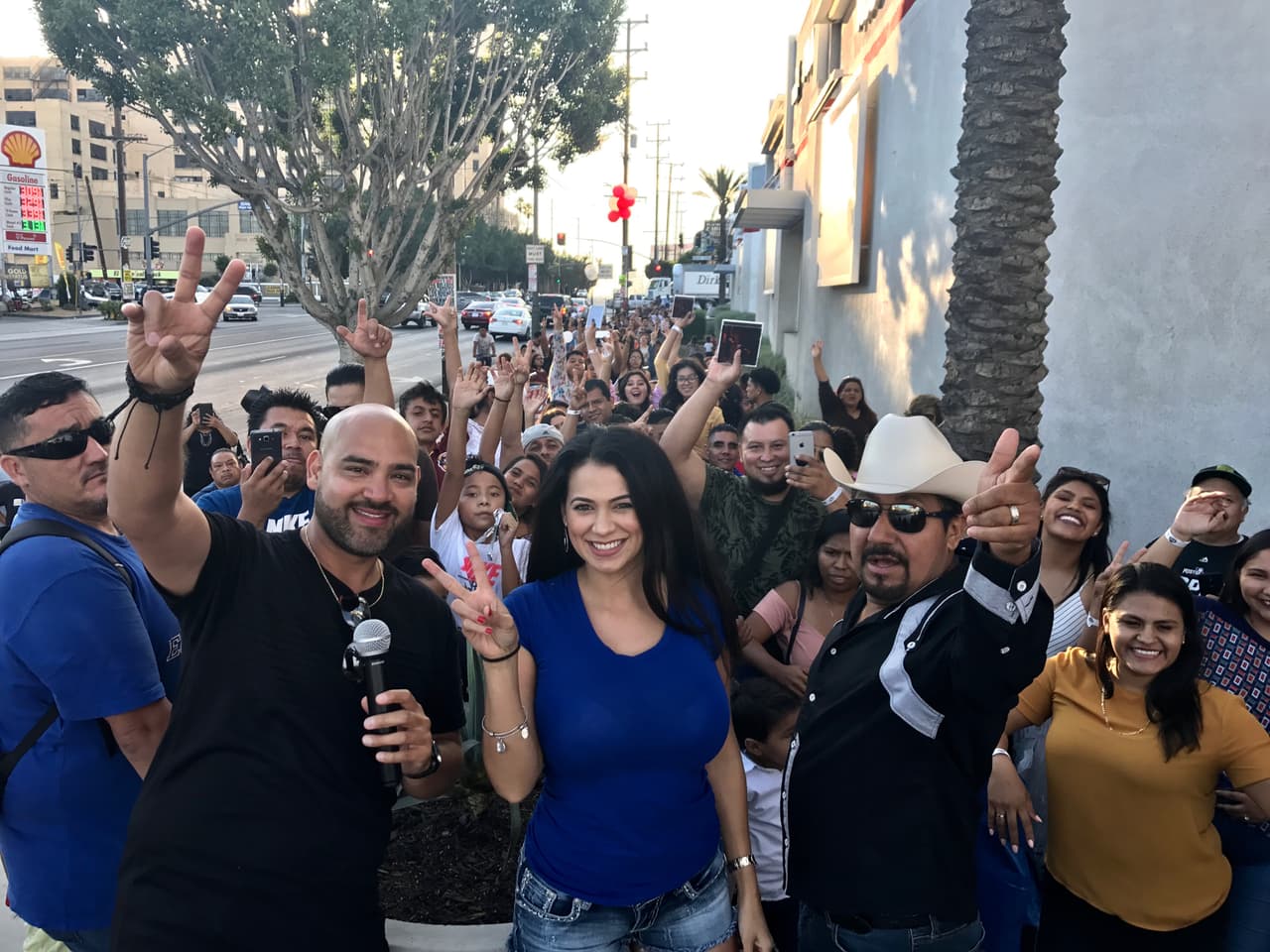 El Bueno, La Mala y El Feo llenaron las calles de seguidores de Christian Nodal para su primer encuentro con sus fans en la ciudad de Los Ángeles.