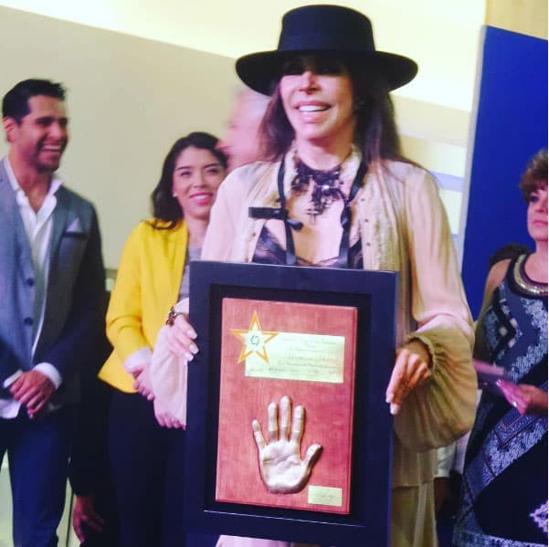 Presumió ante todas las cámaras su presea con una enorme sonrisa.