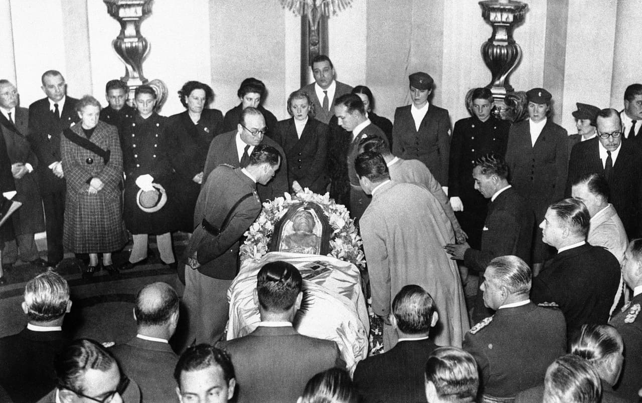 El historiador argentino Felipe Pigna indicó que el odio antiperonista hizo que algunos de 
<b>los que secuestraron el cuerpo terminaran llevándose el cadáver a sus casas, en donde lo exhibían como trofeo. </b>
<br>
<br>Otros reportes apuntan a que los secuestradores desarrollaron una obsesión de tinte necrofílica, que los llevó a
<b> cometer abusos y vejaciones sobre el cuerpo embalsamado. </b>