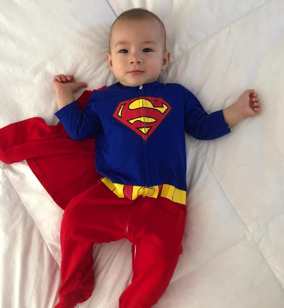 Y también el de los superhéroes favoritos de su papá. Se ve muy tierno en esa toma área que le hicieron sus papás.