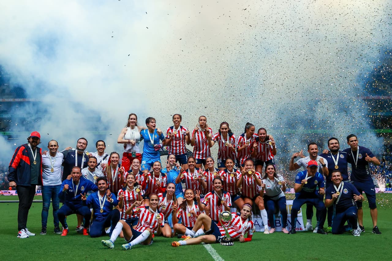 No se conforman. Las Chivas ganaron la Liga y ahora derrotaron a Rayadas para conquistar el Campeón de Campeones.