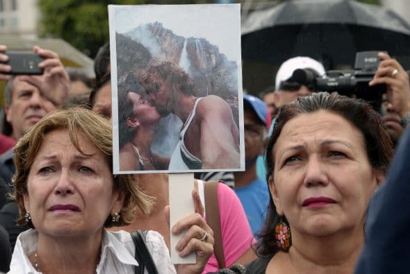 "Te queremos Henry, te queremos Mónica", gritaban los presentes conforme la tierra iba cubriendo los féretros.