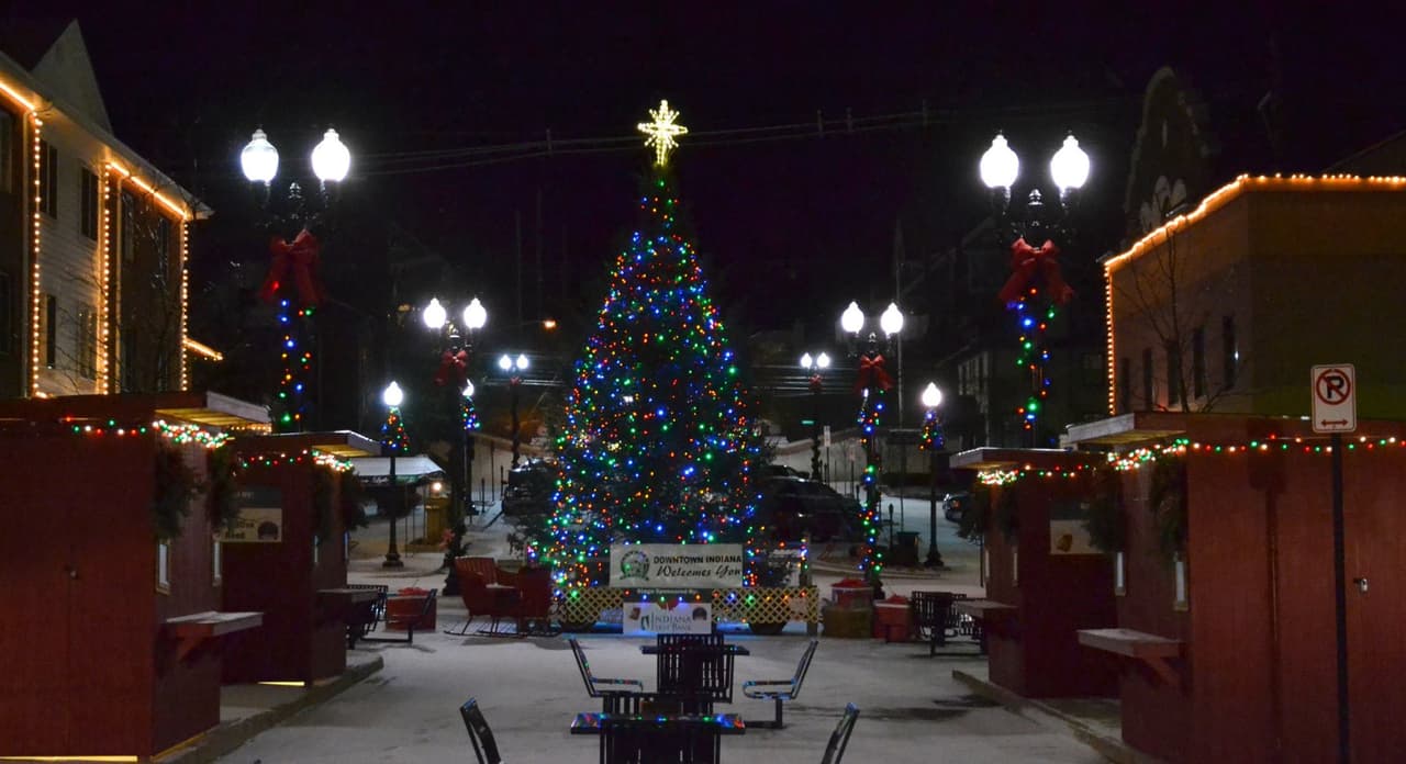 Al pasear por las aceras de Philadelphia Street, también conocida como Jimmy Stewart Boulevard, puedes comenzar a comprar regalos de Navidad en tiendas pintorescas.
