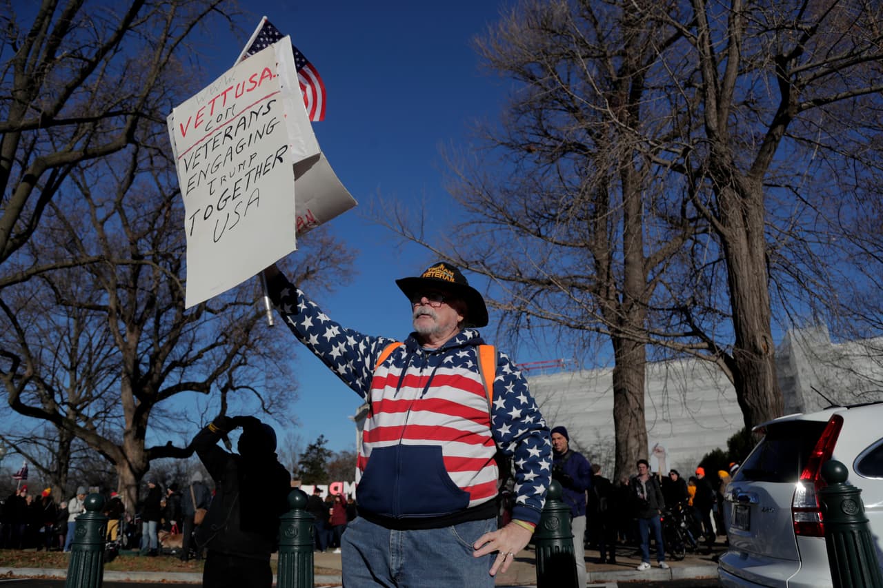 “Veteranos comprometidos con Trump”, uno de los carteles que llevó un partidario del presidente.