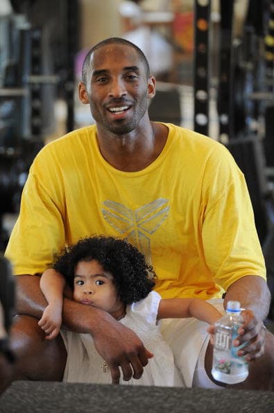 Kobe Bryant junto a su hija Gianna Bryant durante una sesión de fotos en su casa de Newport Beach, California en marzo de 2008.