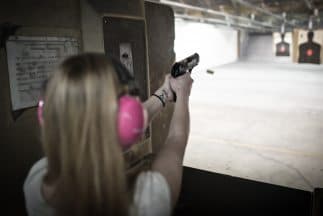 El accidente en Arizona genera debate sobre las políticas en los campos de tiro