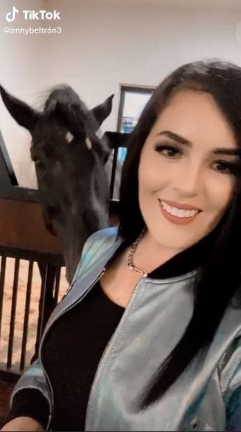 Ella llegó después de una 
<b>relación de adolescencia que 'Canelo' tuvo con Karen Beltrán</b>. El segundo nombre de Emily es Cinnamon, el cual hace referencia al conocido apodo del boxeador.