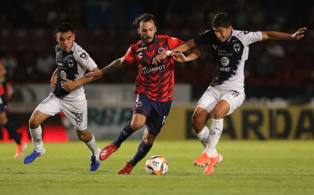 Durante la primera mitad ninguno de los dos clubes fue capaz de romper el cero y el partido se volvió muy trabado.