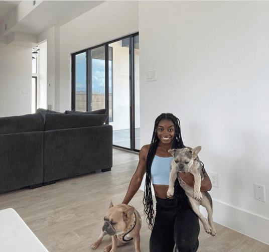 La gimnasta Simone Biles tiene dos perros, Lilo y Rambo.