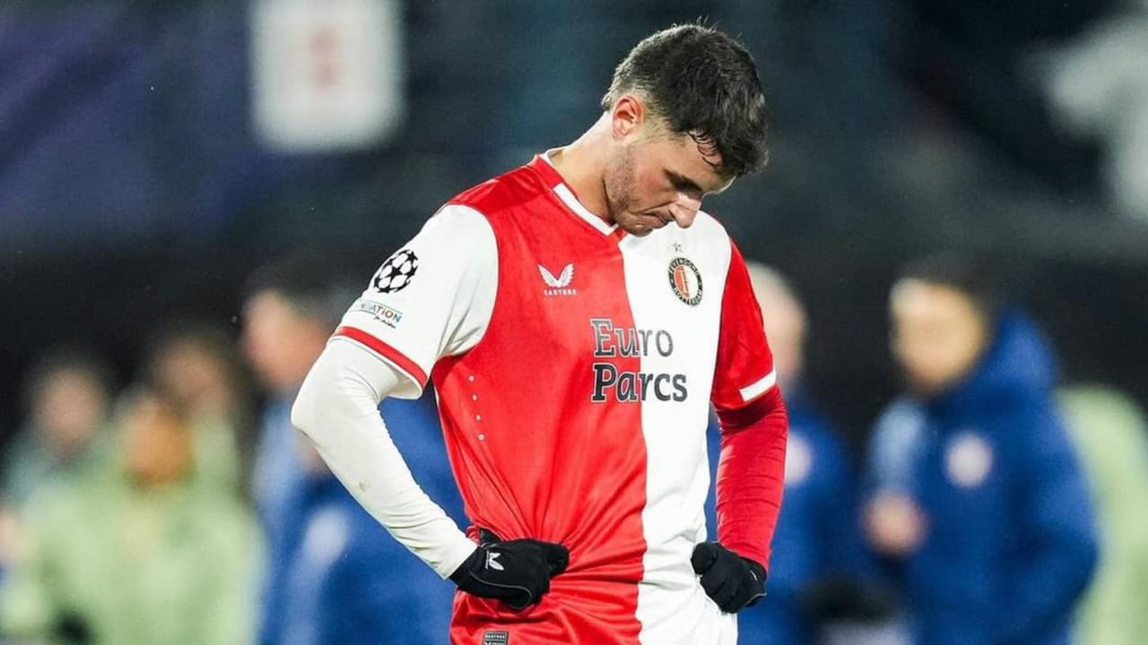 Santiago Giménez, baja del Feyenoord por lesión de última hora