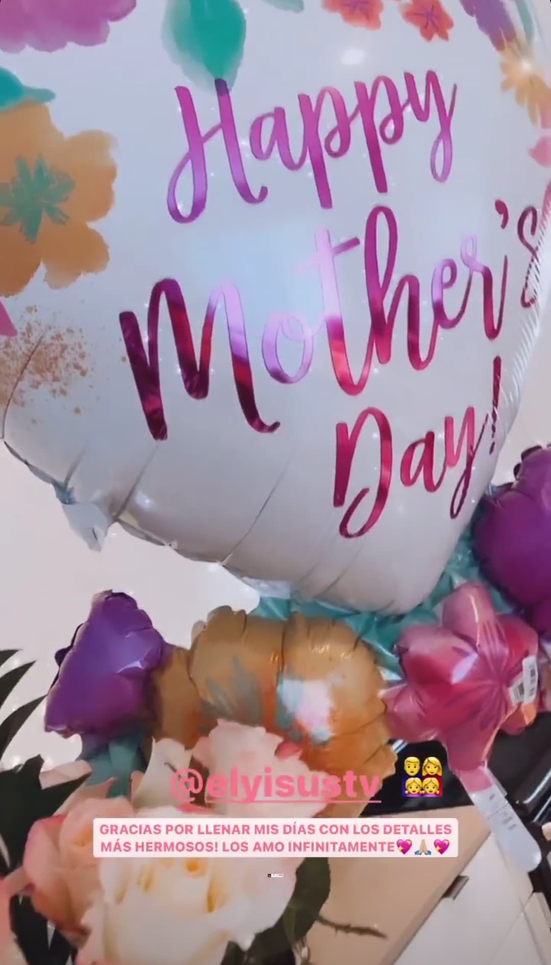 A pesar de la nostalgia, no escatimó en datalles para la madre de sus dos hijas.