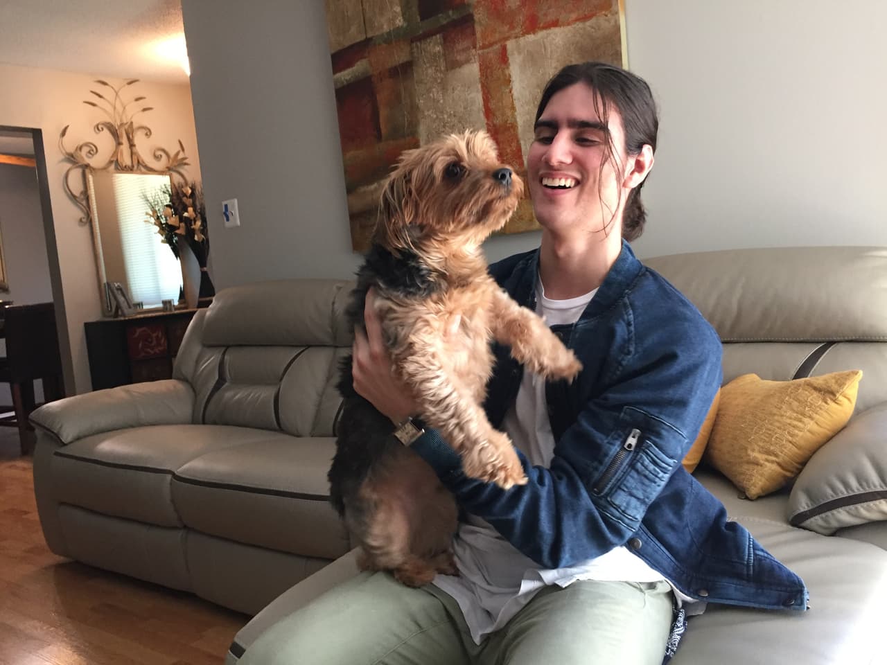 Félix Gabriel disfruta jugar con su perro Lucky Buddy.