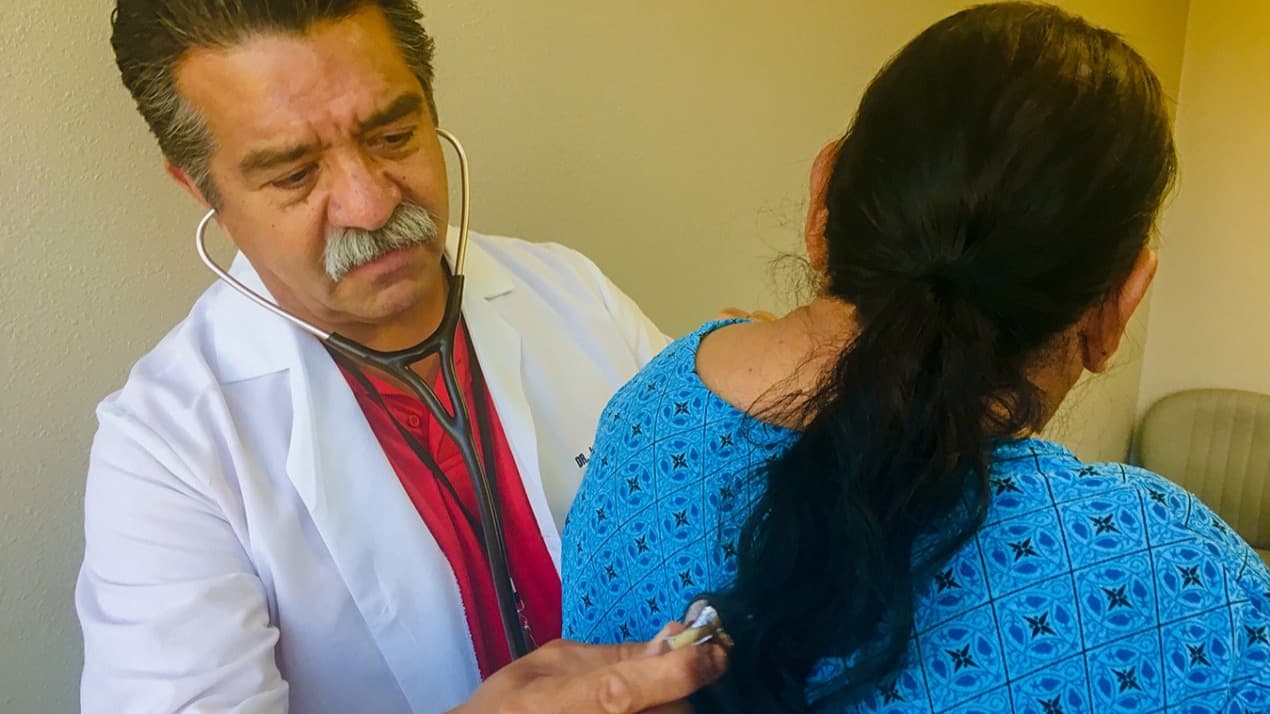 Ante las limitantes monetarias de sus pacientes, el doctor Bautista acepta como pago prácticamente lo que puedan ofrecer: cebollas, llaveros hechos a mano, huevos e incluso pollos vivos.