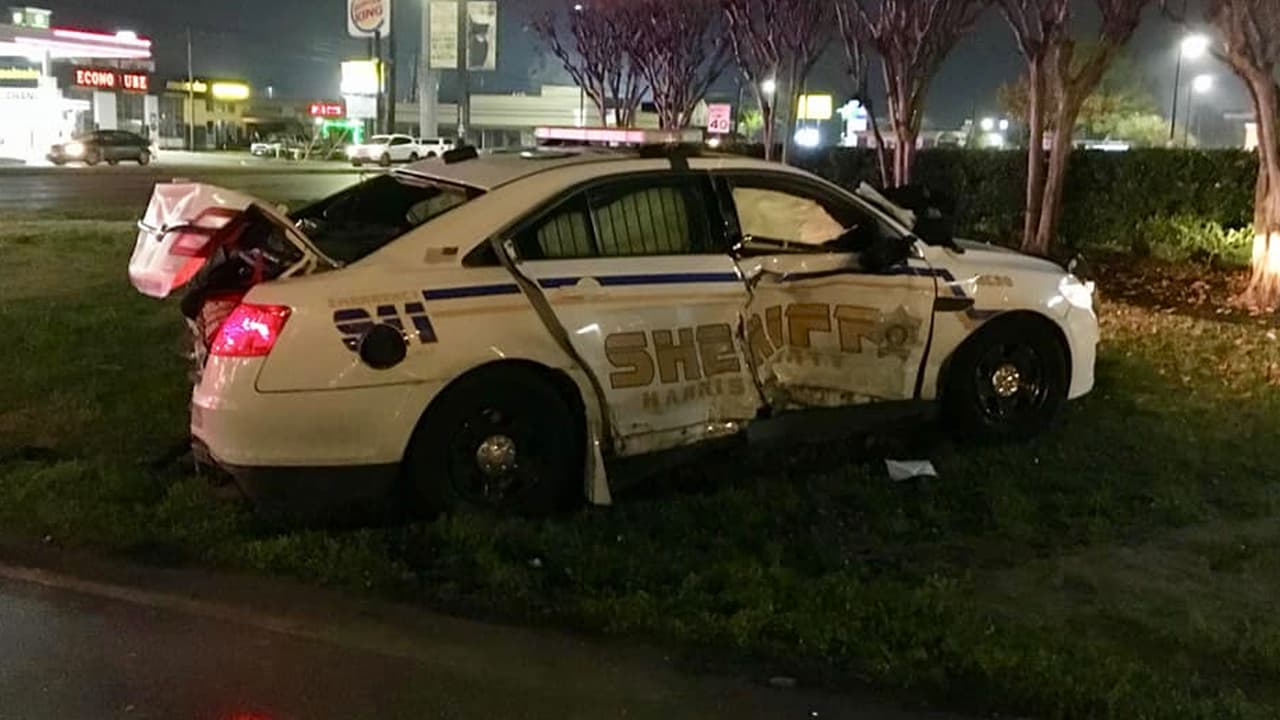 Así quedó una patrulla del sheriff del condado Harris tras ser estrellada por dos vehículos. Un conductor sospechoso de manejar ebrio impactó primero la unidad en la parte trasera y la lanzó a una intersección donde otro vehículo la estrelló en el lado del pasajero.