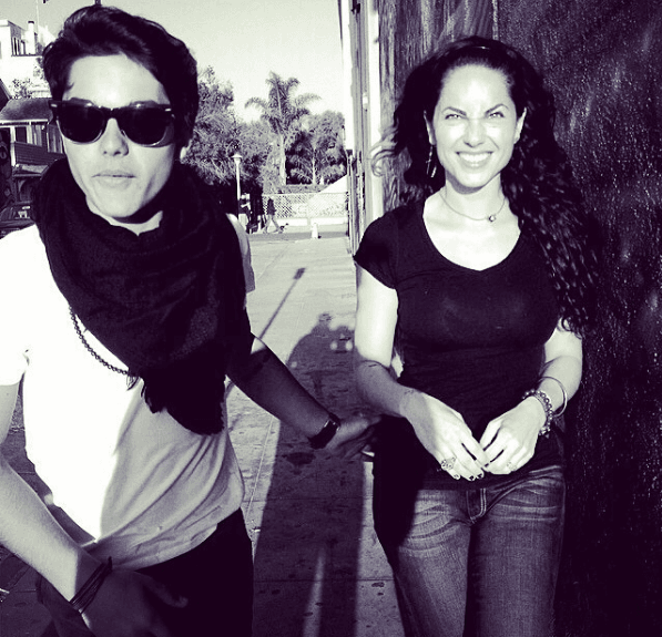 “Ya no tengo paparazzis (sic) y eso me hace muy feliz también. Ya no sufro, ni extraño eso para nada, la verdad es que llevo una vida demasiado tranquila, alejada de todo esto”.