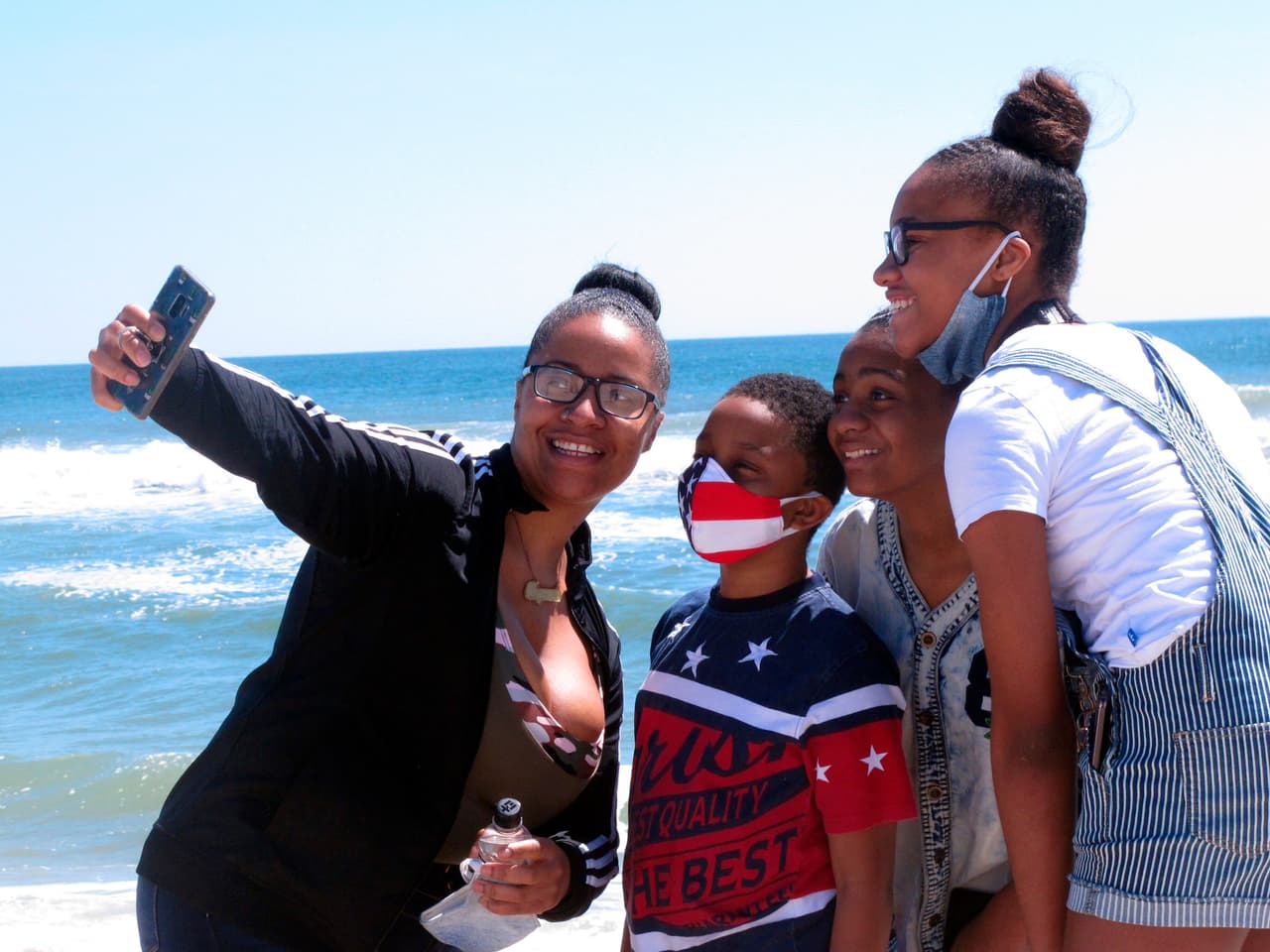 Una familia de paseo en el Island Beach State Park, de Nueva Jersey, 2 de mayo. Ese día, los parques estatales reabrieron y muchos residentes los visitaron. La norma de mantenerse en casa se activó el 21 de marzo.
