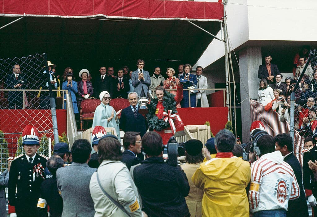 Esta imagen de Niki Lauda es de cuando ganó el Gran Premio de Mónaco el 11 de mayo de 1975. En la foto aparece el Príncipe Rainier III y la Princesa Grace Kelly para darle el trofeo.