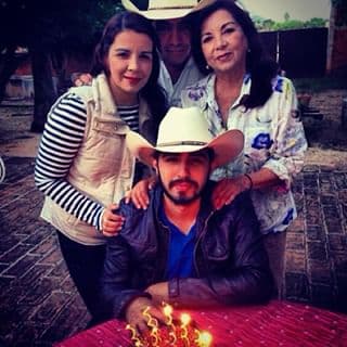 "Me ve como a un hijo, creo", asegura el artista que comenzó su carrera 
<b><a href="https://www.univision.com/shows/reina-de-la-cancion/joss-favela-de-una-competencia-infantil-de-canto-a-miembro-del-jurado-de-reina-de-la-cancion-fotos">siendo un adolescente</a></b> en el programa Código fama. "Y yo la veo como a mi segunda mamá. De hecho con las dos (mi mamá y ella) tengo una relación muy linda”.