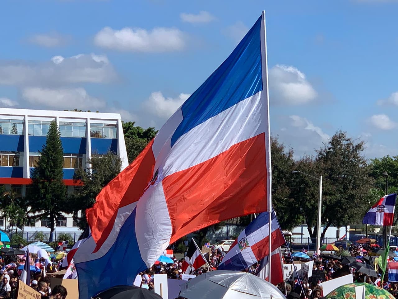 La conmemoración de la independencia de la República Dominicana este año tuvo un matiz distinto y miles de personas se congregaron en la Plaza de la Bandera en Santo Domingo para llevar a cabo una manifestación por el respeto a la democracia y la transparencia en el proceso de elecciones municipales.