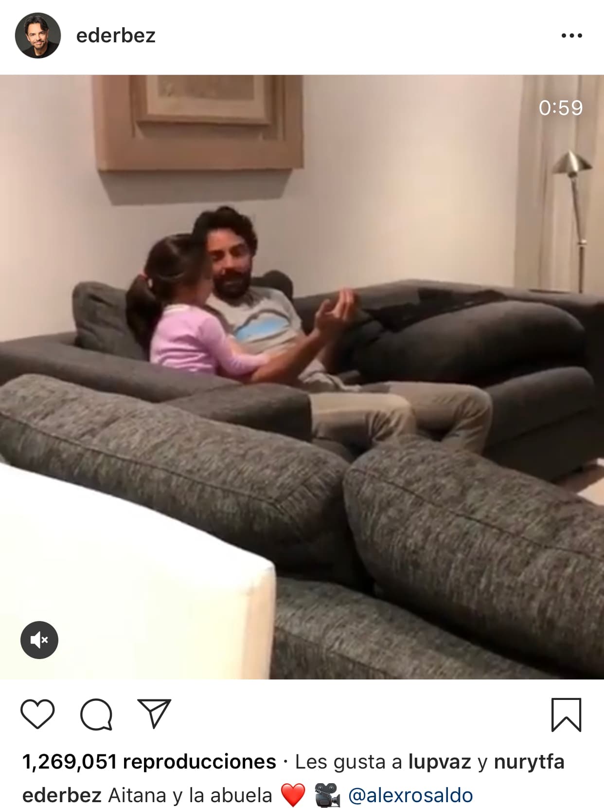 En la 
<b><a href="https://www.instagram.com/p/Bo7l4RAH8W7/?igshid=c50ud2ugklmr" target="_blank">publicación</a></b> se ve cómo Eugenio le enseña a Aitana un fragmento de la película ‘Dicen que soy mujeriego’, en donde la actriz
<b> Silvia Derbez, </b>madre del actor, interpretó la canción ‘La vaca lechera’. En el video se puede ver a Aitana muy atenta y asombrada de ver a su abuela, mientras escucha la canción.