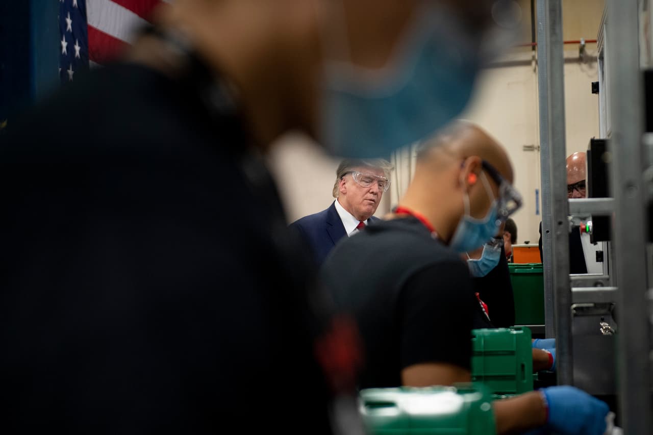 El presidente Donald Trump llegó este martes a Phoenix para visitar la planta Honeywell.