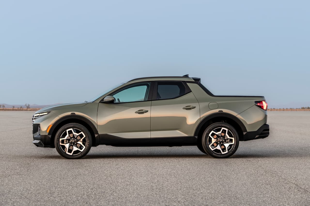 Los pilares A y C se encuentran inclinados, de tal manera que desde los lados también queda en evidencia su similitud a la SUV compacta de la firma.