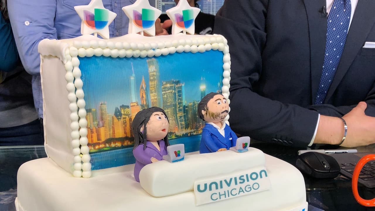 Este pastel que se le regaló a los dos presentadores incluye dos minifiguras de Alex y Diana durante el show de Primera Hora.