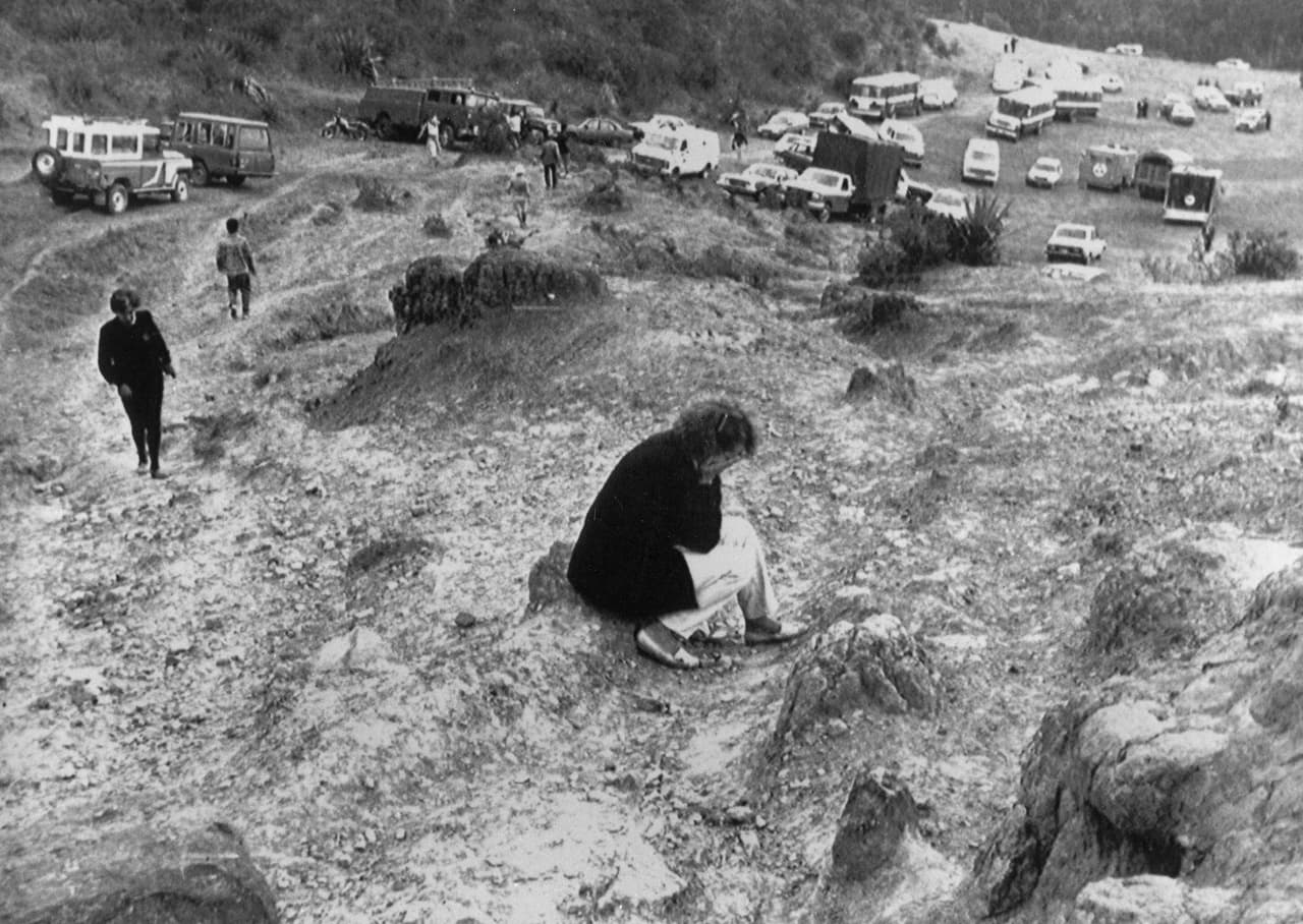 <b>Una bomba colocada por el narcotraficante Pablo Escobar derribó un avión a las afueras de Bogotá, Colombia, en 1989. </b>El atentado fue atribuido al Cartel de Medellín, quienes intentaban asesinar al entonces candidato presidencial César Gaviria. Las investigaciones determinaron que un joven instruido por los narcotraficantes subió al avión llevando lo que él creía era un grabador, pero que en realidad era un artefacto explosivo. 
<b>En total murieron 110 personas.</b>