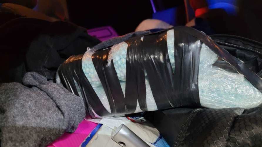 Tres ciudadanos estadounidenses fueron arrestados y entregados a la Oficina de Investigaciones de Seguridad Interna (HSI), tuiteó John Modlin, jefe de la Patrulla Fronteriza, sector Tucson.