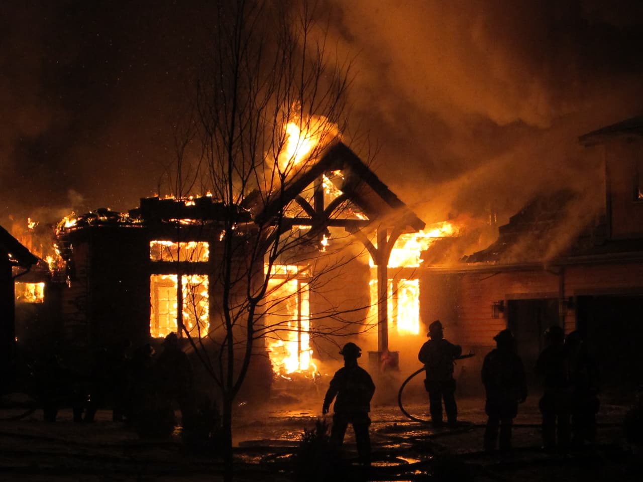 Cuidaba al mejor amigo de su padre, lo asesinó para robarle dinero e incendió su casa