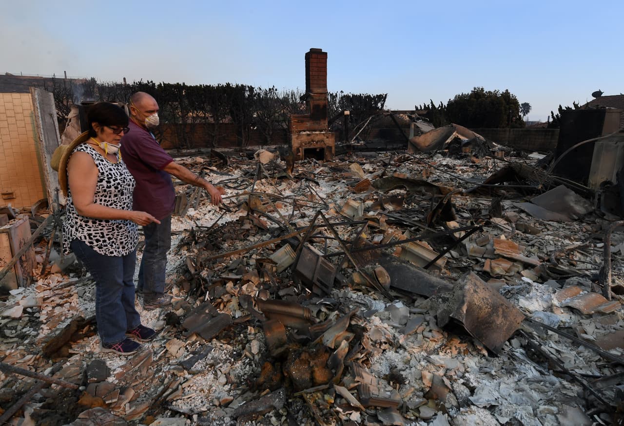 John y Julie Wilson observan los restos de su hogar incendiado después de que el incendio forestal Thomas azotó el condado de Ventura, California, el 6 de diciembre de 2017.