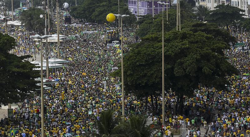 La Avenida Atlántica se llenó de manifestantes.