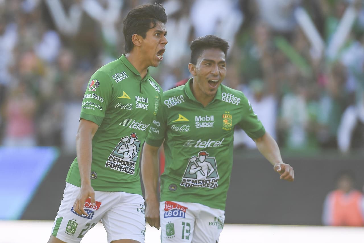 Pero el juvenil José Juan Macías (izquierda) marcó al 79' con un buen remate el 4-2 a favor del León, perfilando la victoria definitiva.