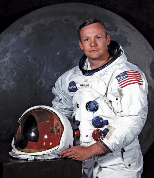 <b>Neil Armstrong, el primer hombre que puso un pie en la Luna,</b> también forma parte de las celebridades que poseen la característica de ser zurdos. Al cumplirse los 50 años de las misiones Apolo, su puesto en la historia de los logros humanos tiene incluso una nueva dimensión: el hombre no solo no ha podido regresar al satélite natural de la Tierra, sino que además futuras misiones tripuladas son inclusive más inciertas por los altísimos costos que representan.