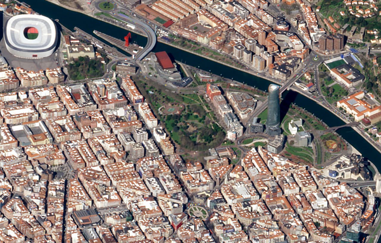 En el detalle podemos apreciar el estadio de San Mamés (a la izquierda), la Torre Iberdrola (de 541 pies de altura, al centro) y el Museo Guggenheim (a la derecha), todos ellos situados a lo largo del serpenteante río de Bilbao.