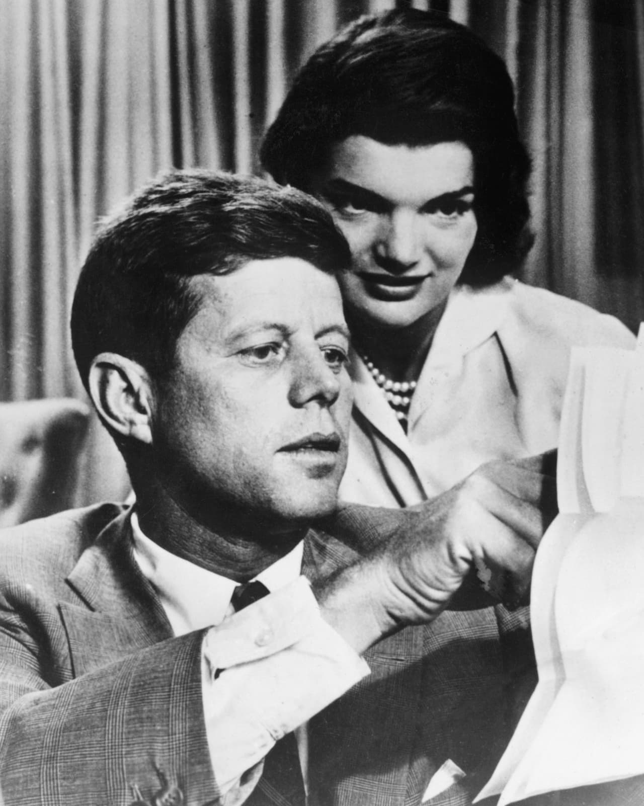John F. Kennedy (1917–1963) era un gran fan de James Bond. En una cena en 1960 conoció al autor de la saga, Ian Fleming, y
<a href="http://www.huffingtonpost.com/2014/02/17/presidents-day-44-facts_n_4802776.html">se dice que especularon sobre cómo se podría derrocar a Fidel Castro</a>. De Kennedy, presidente entre 1961 y 1963, se ha dicho todo: condujo una lancha torpedera en el Pacífico Sur durante la segunda guerra mundial, fue el primer presidente católico y el primero en haber nacido en el siglo XX. Su asesinato, a manos de
<a href="https://es.wikipedia.org/wiki/Lee_Harvey_Oswald">Lee Harvey Oswald,</a> ha sido motivo de millones de teorías conspirativas. Su gran frase fue: "No preguntes qué es lo que tu país puede hacer por ti; pregunta qué es lo que tú puedes hacer por tu país". En su mandato trabajó por la reducción de impuestos, atención a la tercera edad y la población afroamericana, el PIB creció 5.5 %, y bajó el desempleo. Esta fotografía fue tomada en la década del 50 al lado de su esposa, Jacqueline Bouvier Kennedy.
