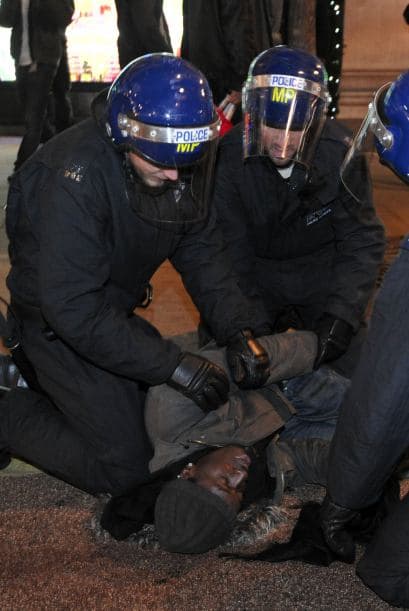 Los estudiantes que salieron a las calles a participar en actos de protesta fueron contenidos por la policía, aunque algunos de ellos lograron causar destrozos en la zona céntrica.