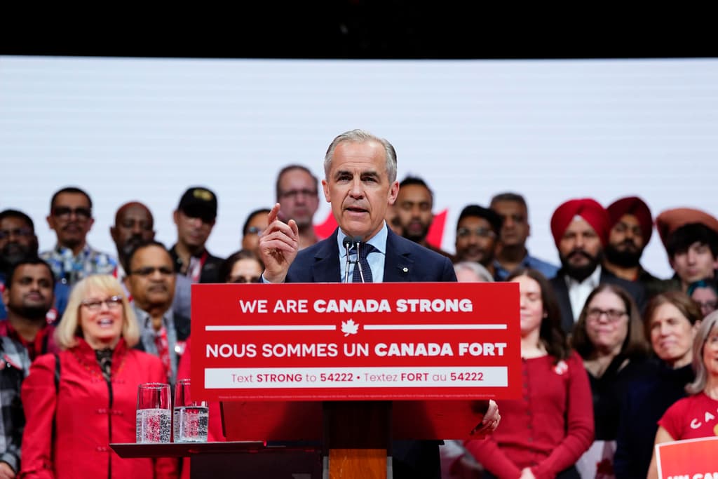 El primer ministro de Canadá, Mark Carney, habla con partidarios en el escenario en su sede de campaña tras la victoria del Partido Liberal en las elecciones federales, en Ottawa, el martes 29 de abril de 2025. (Justin Tang//The Canadian Press via AP)