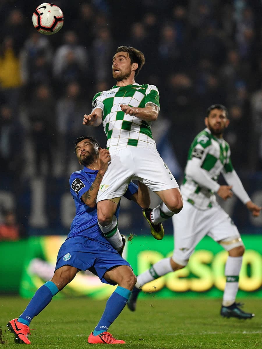 El mexicano 'Tecatito' Corona (izquierda) también actuó los 90 minutos en el encuentro.