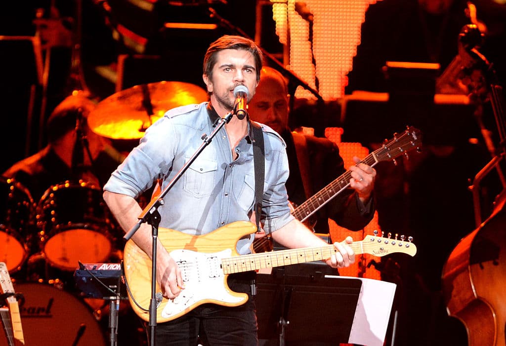 Al año siguiente, Juanes se fue estilo vaquero para honrar a Joan Manuel Serrat durante el tributo a Persona del Año 2014 de la Academia Latina de la Grabación el 19 de noviembre 2014 en Las Vegas, Nevada. (Jason Merritt/Getty Images for LARAS)
<br>