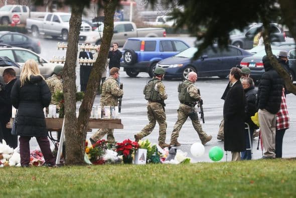 Sí confirmó que todas las armas que tenía legalmente la madre del autor (dos pistolas y un rifle, todas ellas semiautomáticas) fueron encontradas en la escena de la masacre.