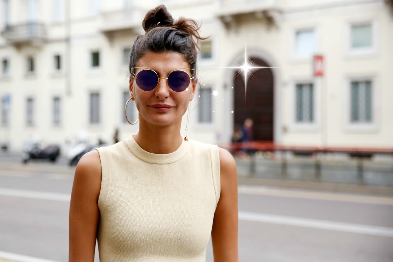 La diseñadora Giovanna Battaglia sabe que no hay un accesorio tan contundente (y tan accesible) como unos lentes de sol para elevar un atuendo del suelo al cielo. El poder de refinamiento que tienen unas gafas es tal, que cada temporada las casas de moda se aventuran a hacer sus apuestas. Estos son seis estilos que sí o sí deberías tener en tu cartera.
